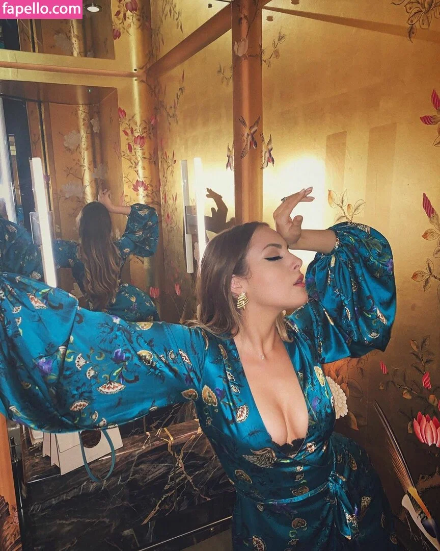 Elizabeth Gillies Onlyfans Photo Gallery 