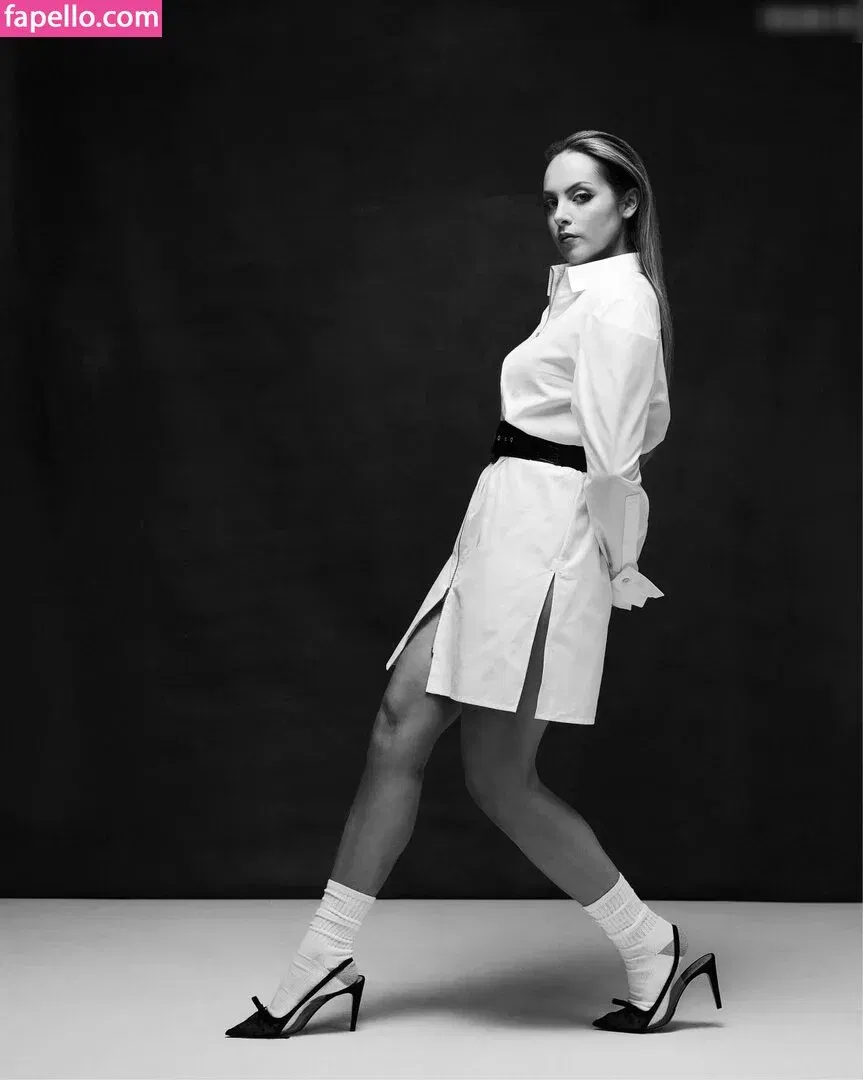 Elizabeth Gillies Onlyfans Photo Gallery 