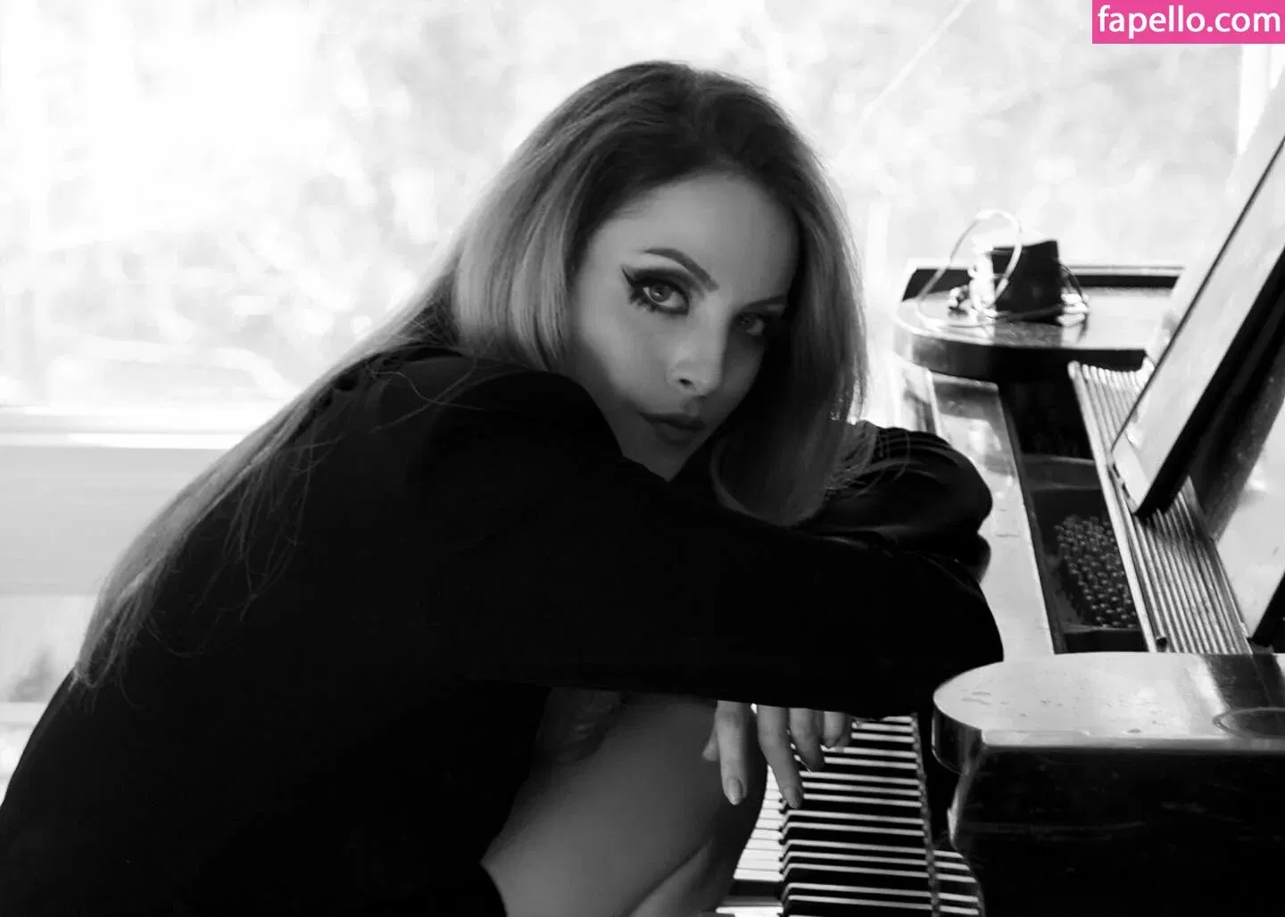 Elizabeth Gillies Onlyfans Photo Gallery 