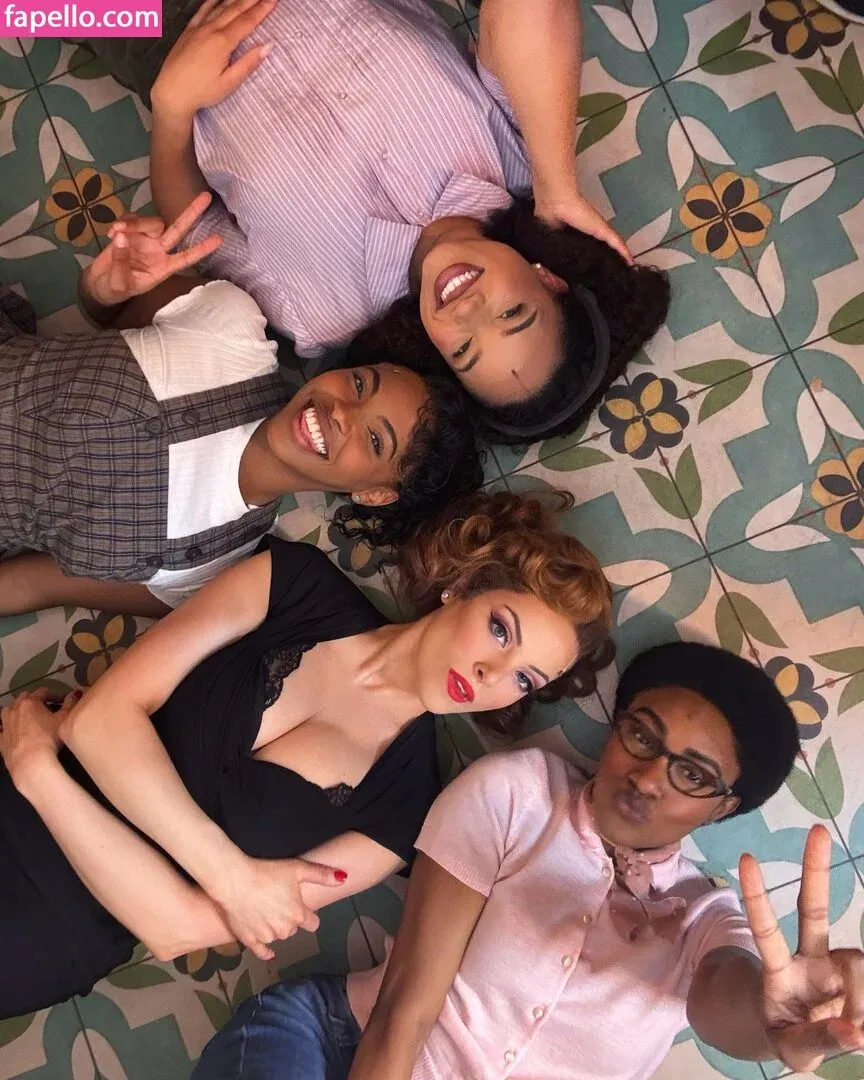 Elizabeth Gillies Onlyfans Photo Gallery 