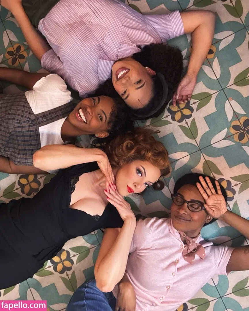 Elizabeth Gillies Onlyfans Photo Gallery 