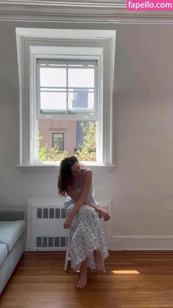 Elizabeth Gillies Onlyfans Photo Gallery 