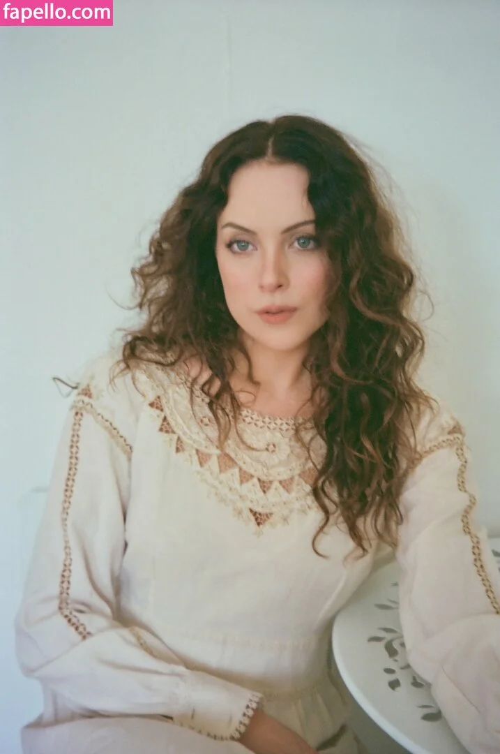 Elizabeth Gillies Onlyfans Photo Gallery 