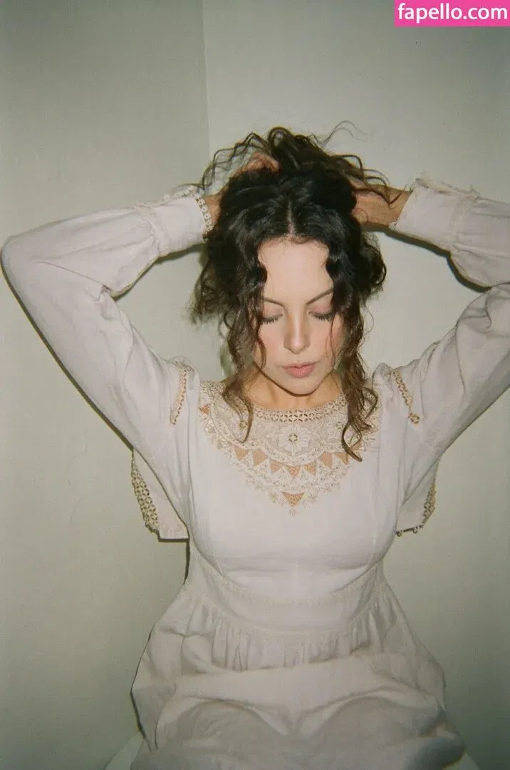 Elizabeth Gillies Onlyfans Photo Gallery 