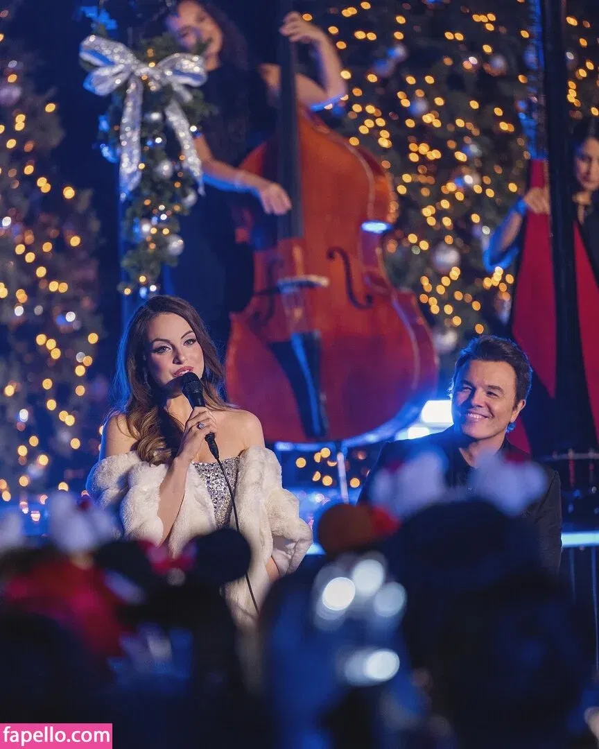 Elizabeth Gillies Onlyfans Photo Gallery 