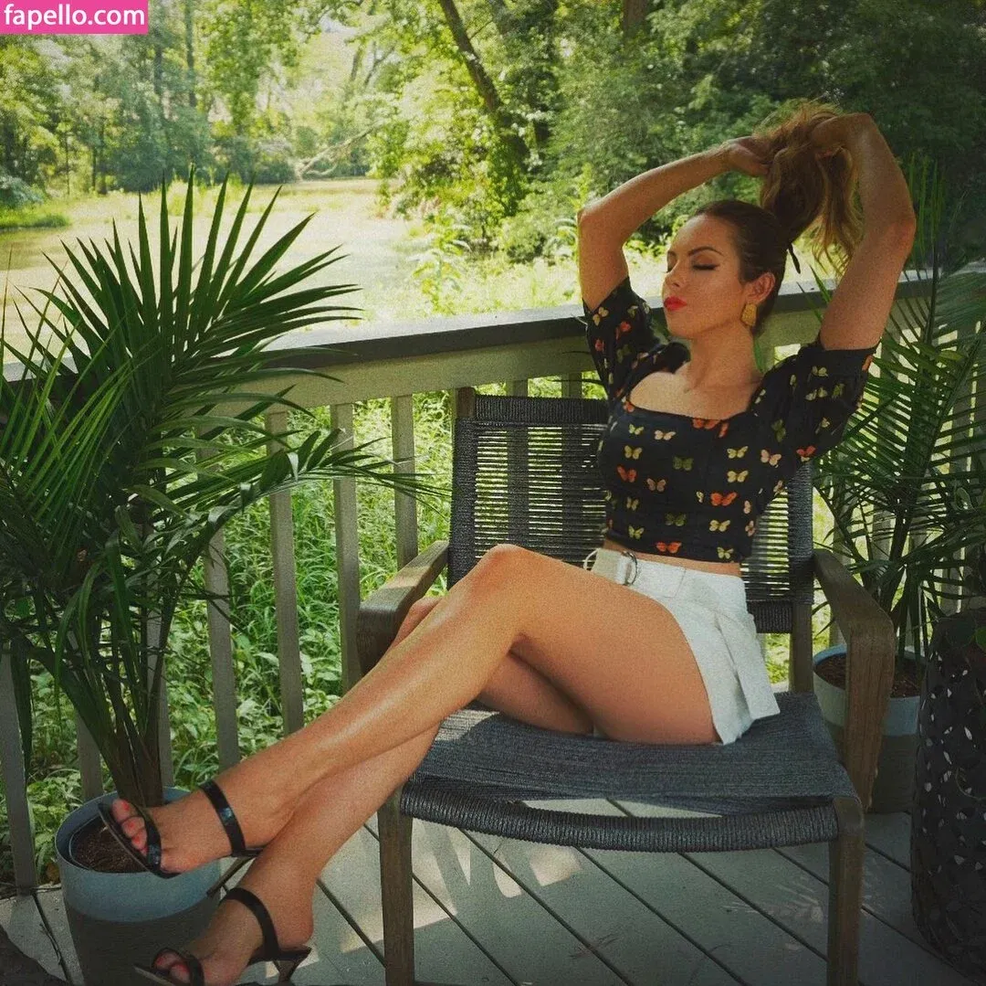 Elizabeth Gillies Onlyfans Photo Gallery 