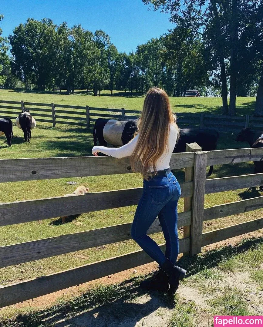 Elizabeth Gillies Onlyfans Photo Gallery 