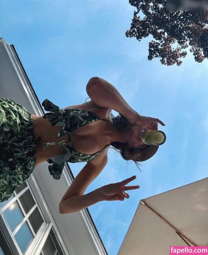 Elizabeth Gillies Onlyfans Photo Gallery 