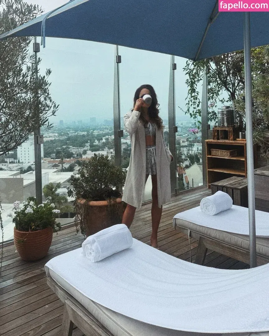 Elizabeth Gillies Onlyfans Photo Gallery 