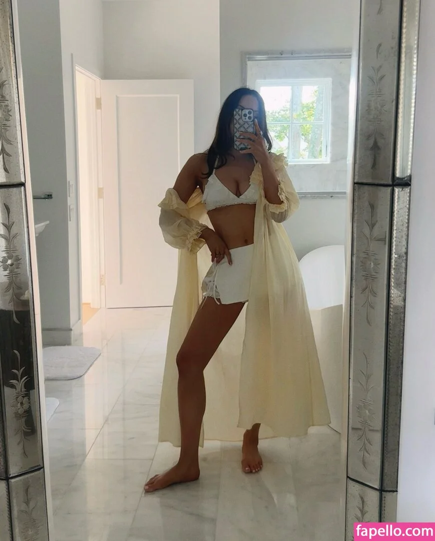 Elizabeth Gillies Onlyfans Photo Gallery 