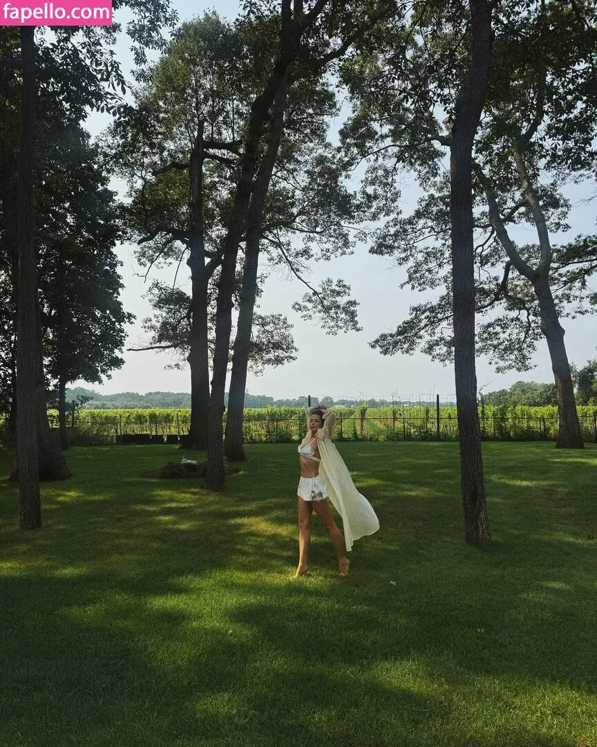 Elizabeth Gillies Onlyfans Photo Gallery 