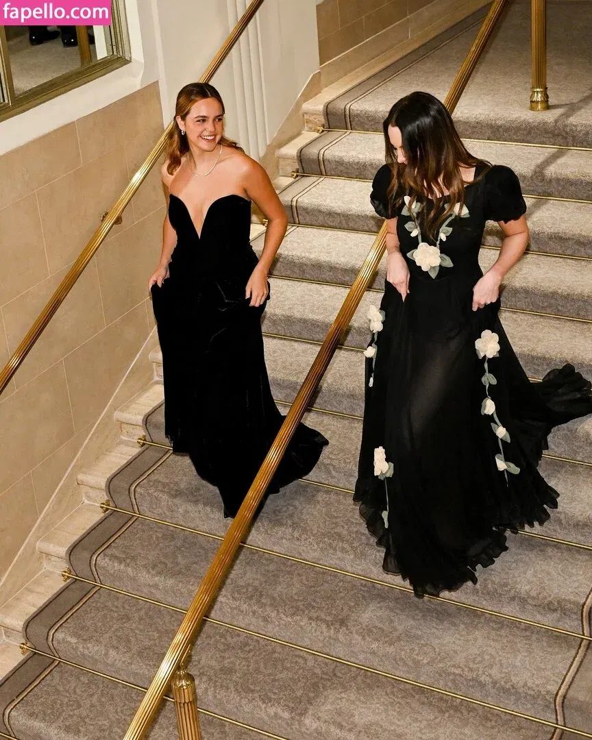 Elizabeth Gillies Onlyfans Photo Gallery 