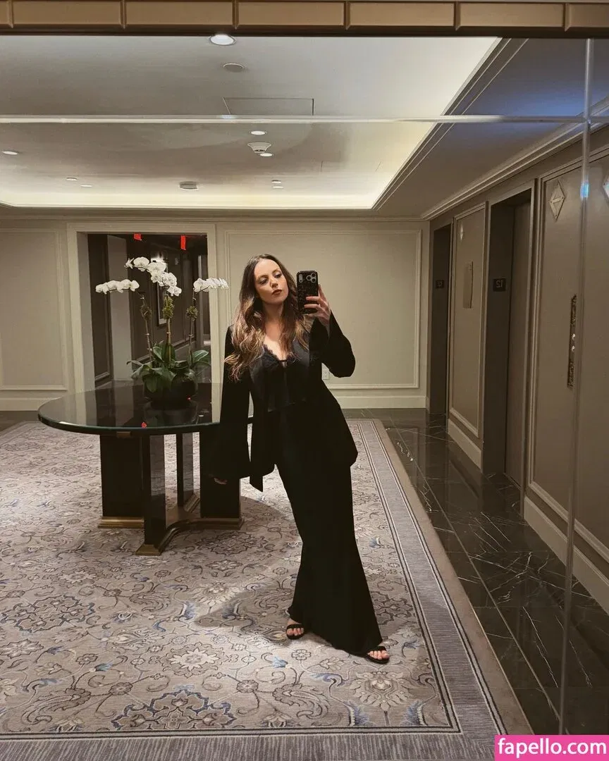 Elizabeth Gillies Onlyfans Photo Gallery 