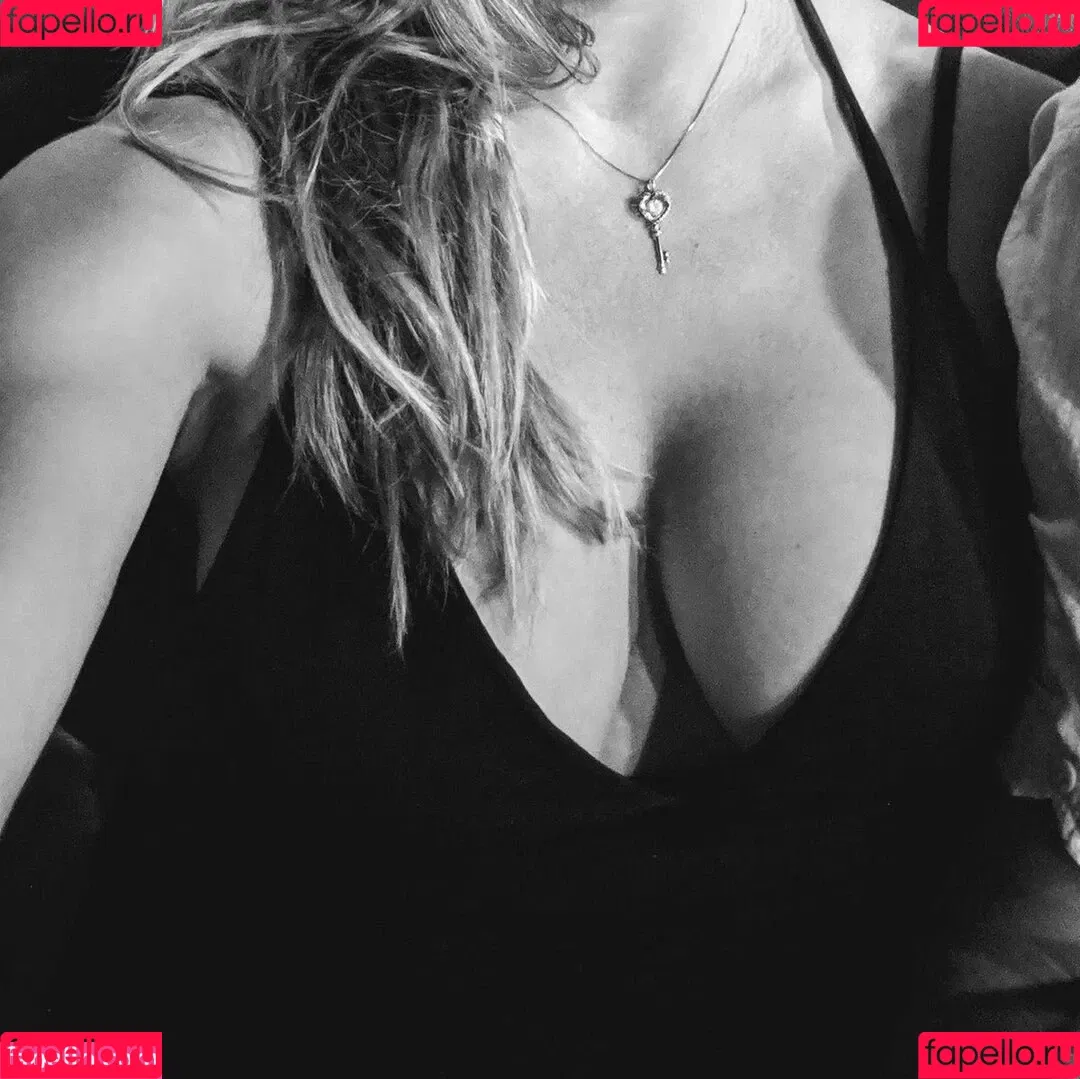 Sensual Hottie Onlyfans Photo Gallery 