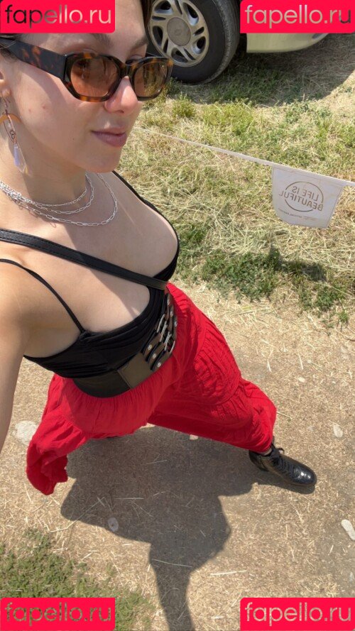 Kira Kosarin Onlyfans Photo Gallery 