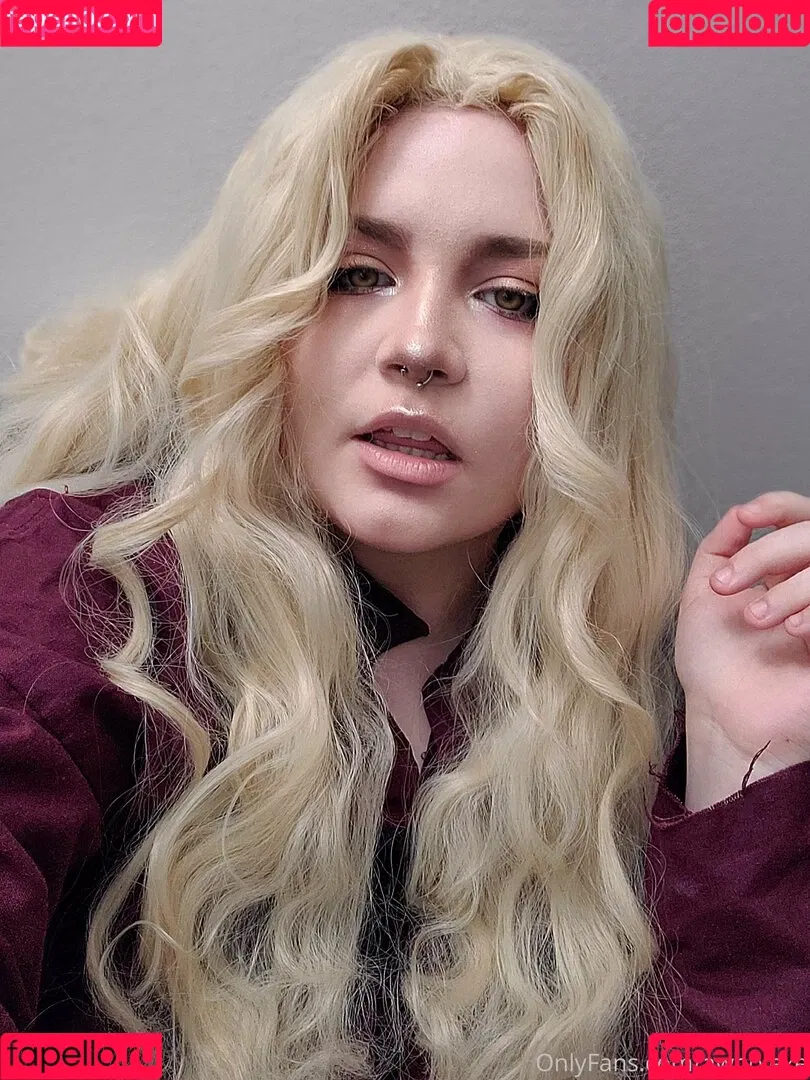 awoo.exe Onlyfans Photo Gallery 