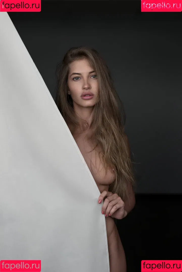 Taya Vais Onlyfans Photo Gallery 