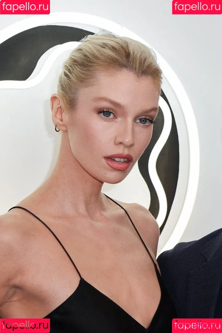 Stella Maxwell Onlyfans Photo Gallery 