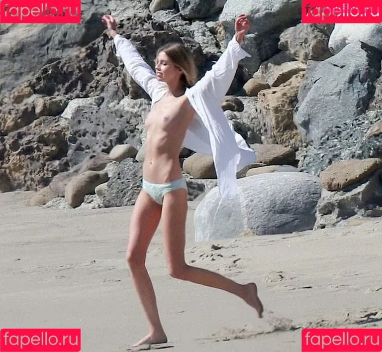 Stella Maxwell Onlyfans Photo Gallery 