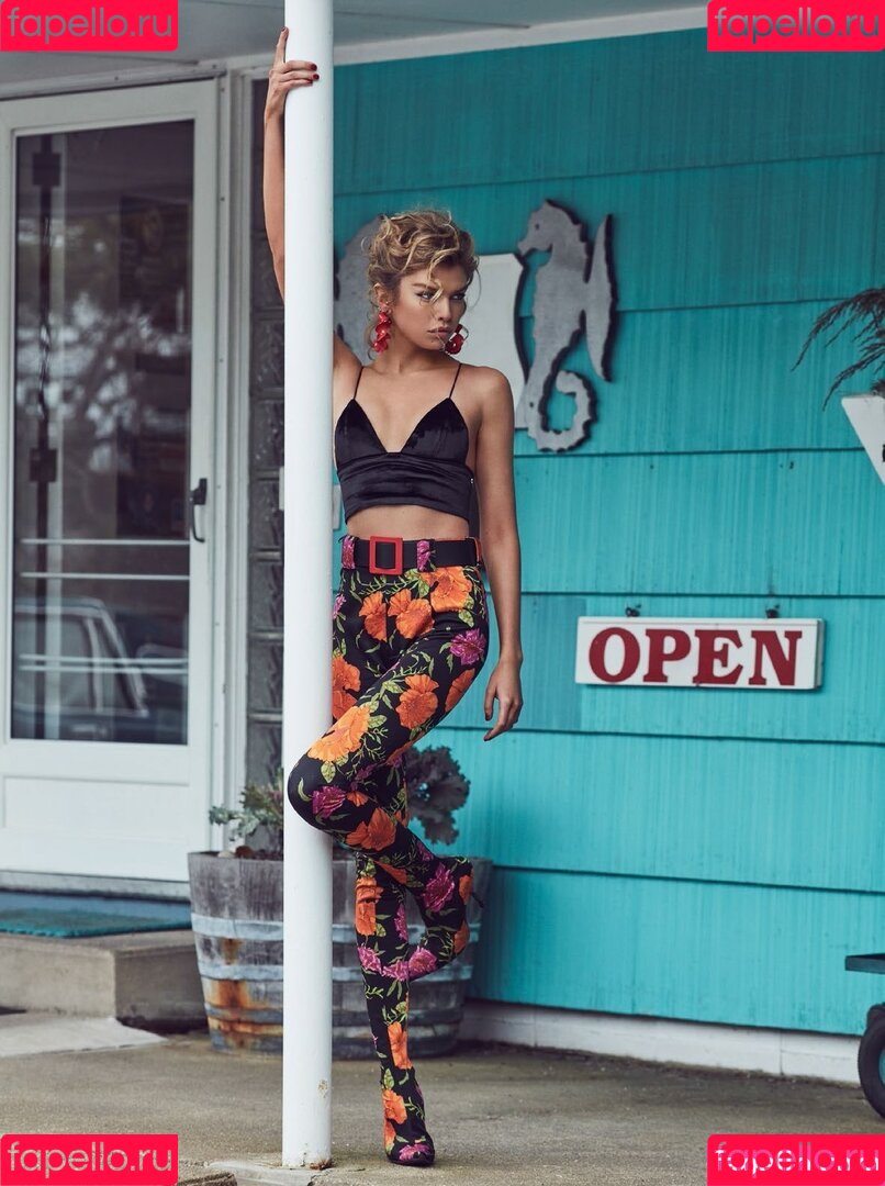 Stella Maxwell Onlyfans Photo Gallery 