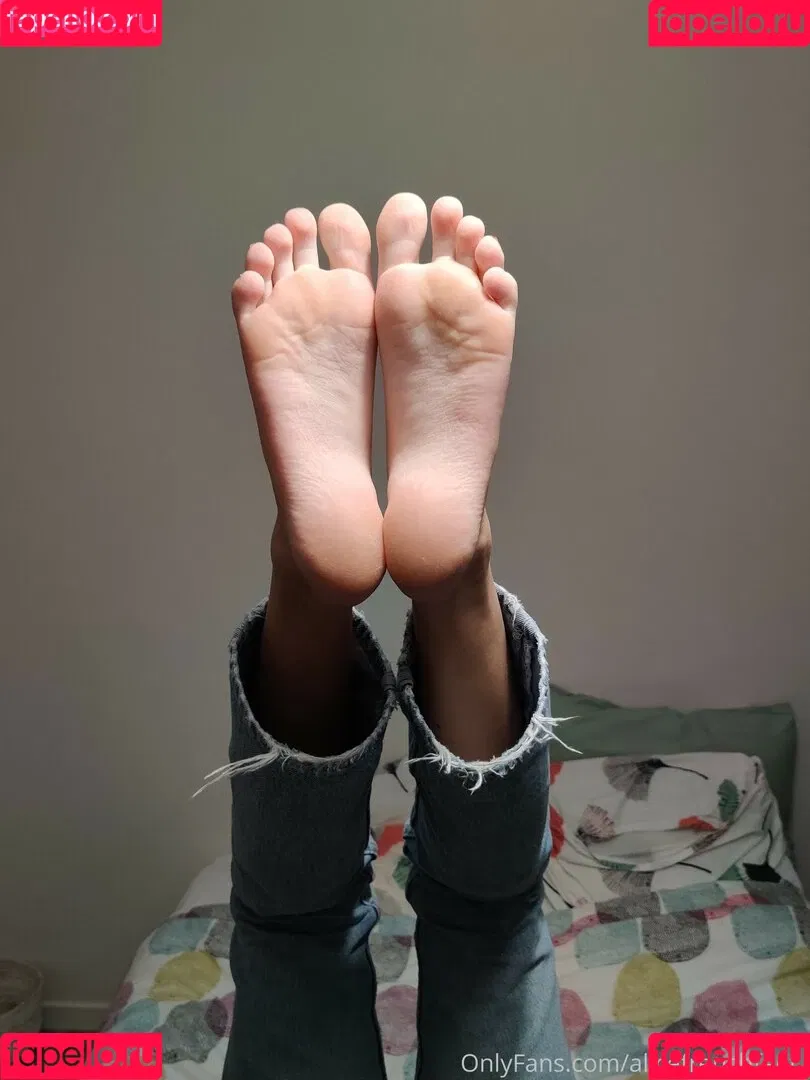 alicefrenchfeet Onlyfans Photo Gallery 
