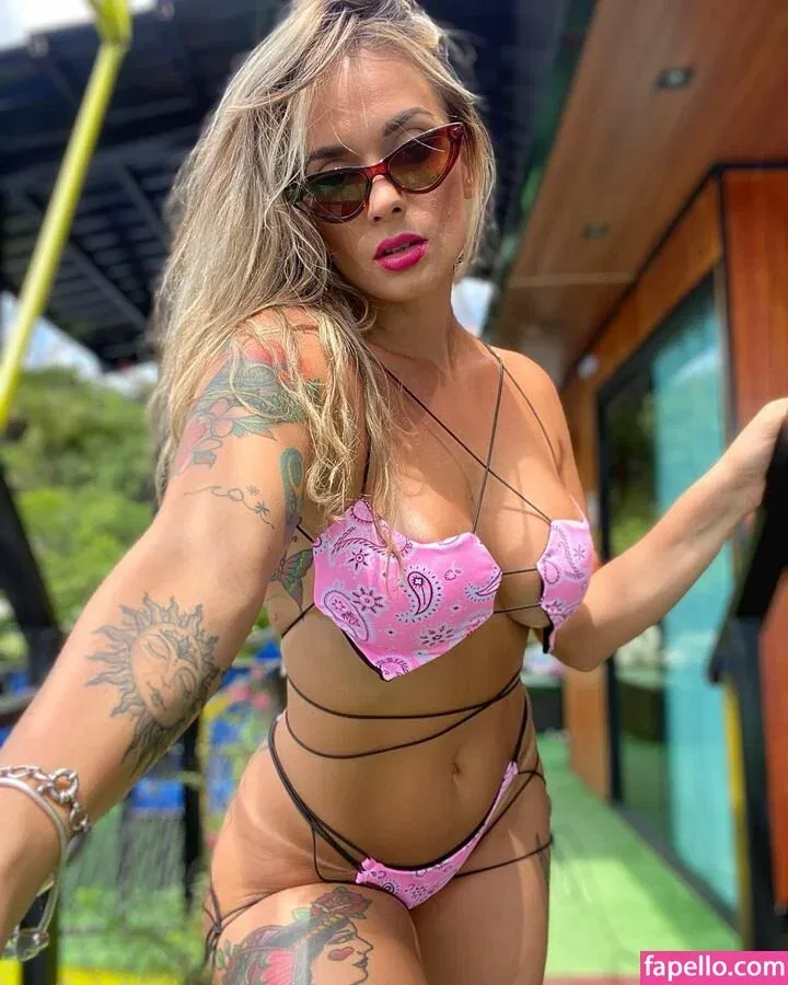 Sil Sexy Pole Onlyfans Photo Gallery 