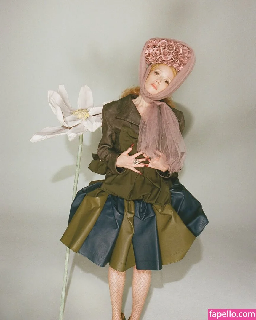 Natasha Lyonne Onlyfans Photo Gallery 