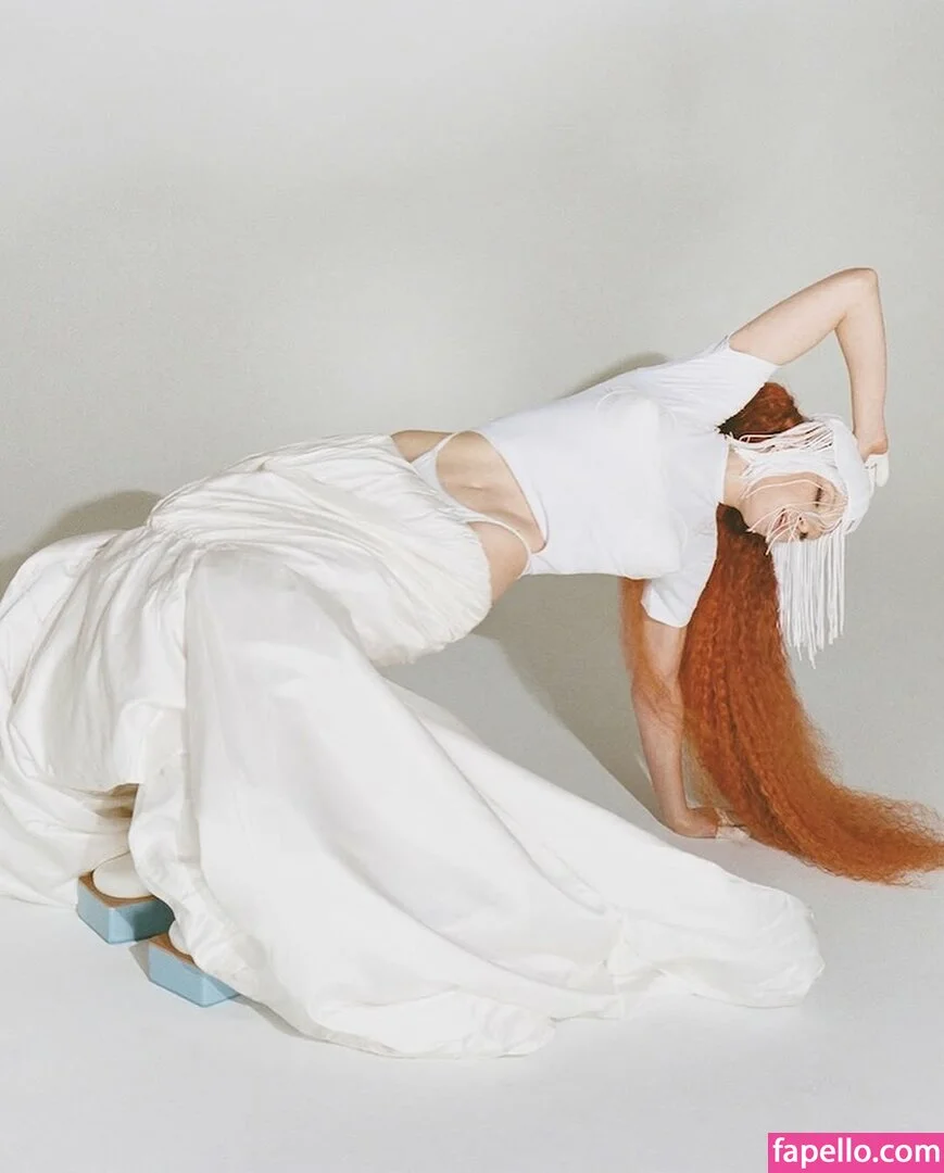 Natasha Lyonne Onlyfans Photo Gallery 