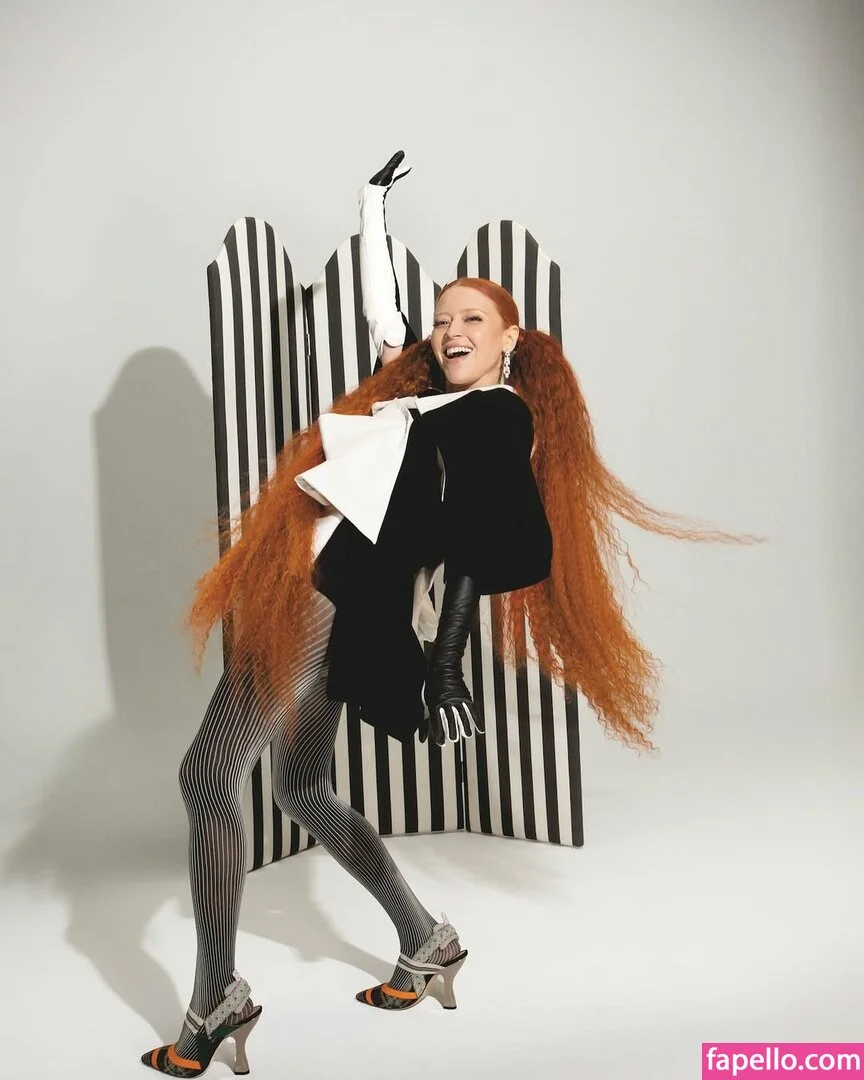 Natasha Lyonne Onlyfans Photo Gallery 