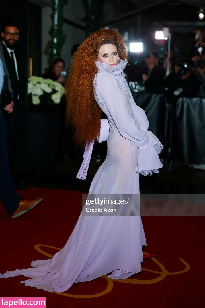 Natasha Lyonne Onlyfans Photo Gallery 