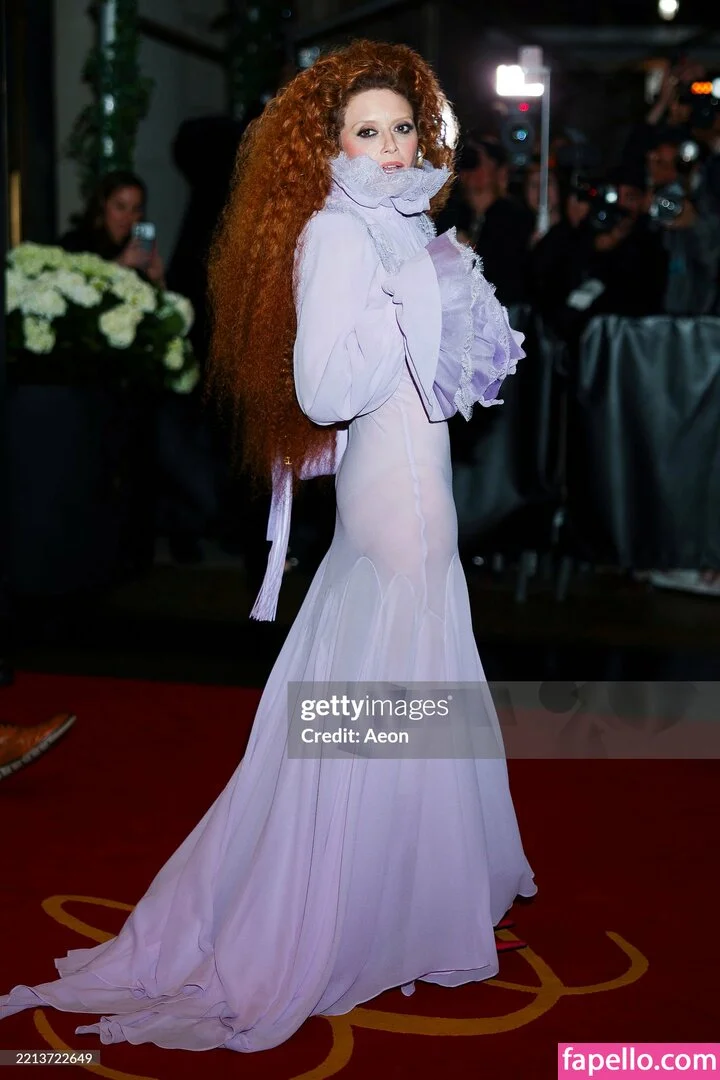 Natasha Lyonne Onlyfans Photo Gallery 