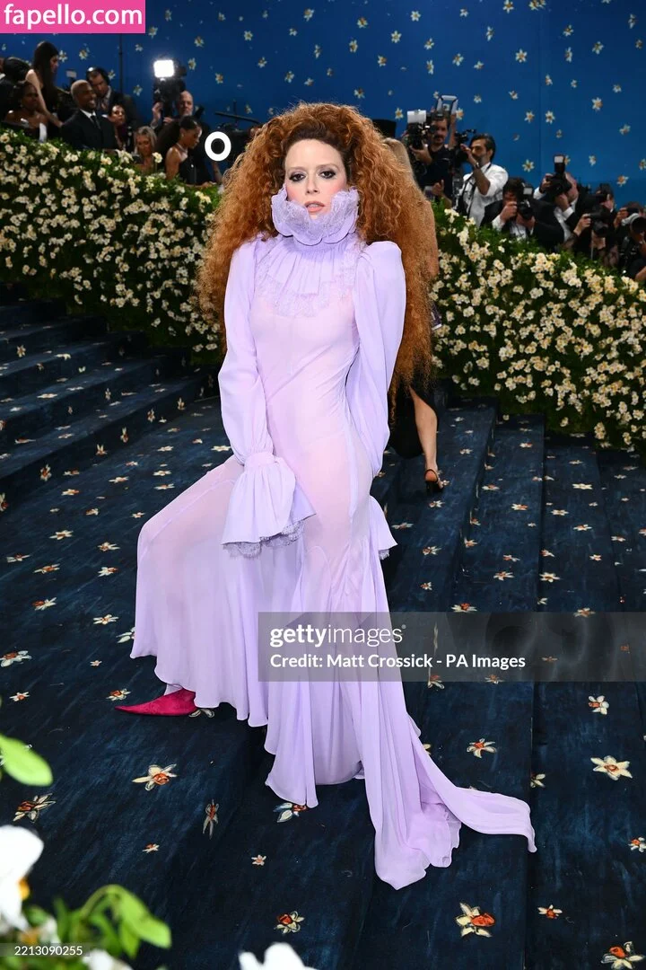 Natasha Lyonne Onlyfans Photo Gallery 