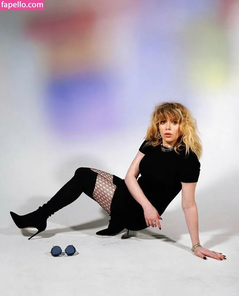 Natasha Lyonne Onlyfans Photo Gallery 