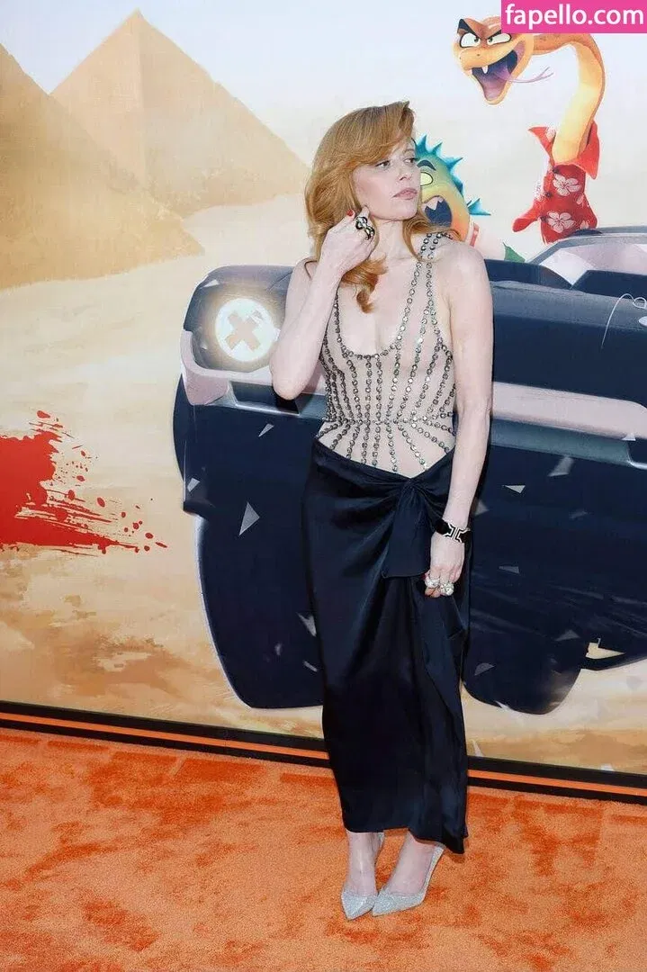 Natasha Lyonne Onlyfans Photo Gallery 