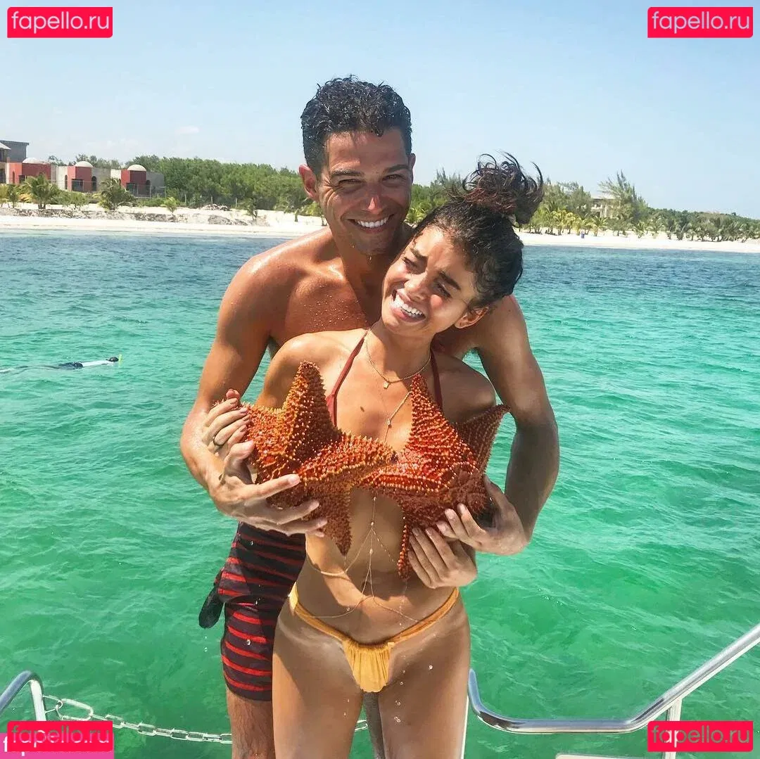 Sarah Hyland Onlyfans Photo Gallery 