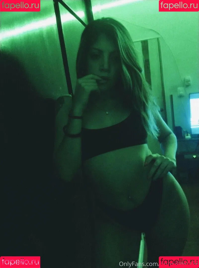 hornylatina26 Onlyfans Photo Gallery 