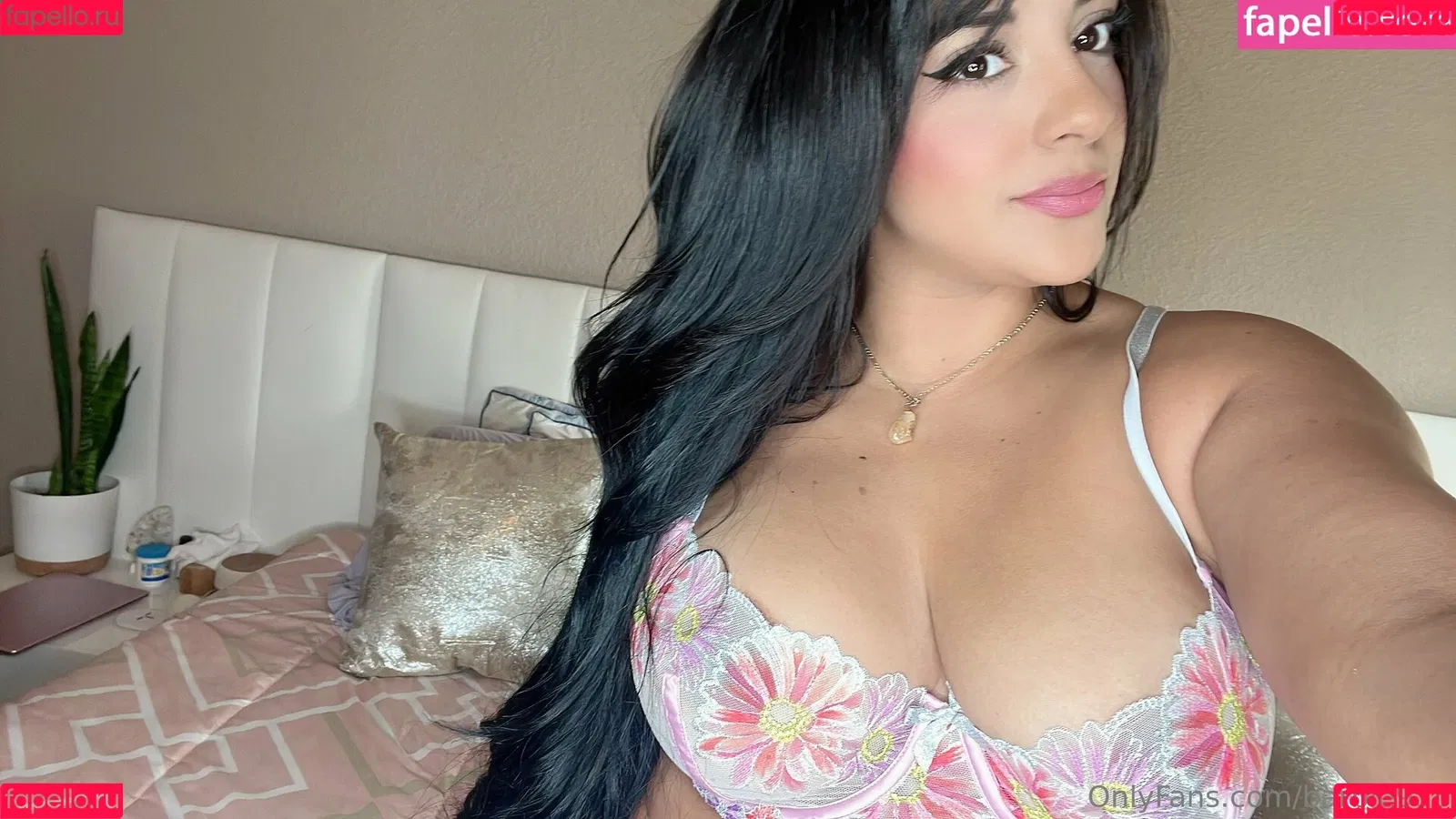Elizabeth Retana Onlyfans Photo Gallery 