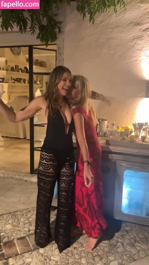 Elizabeth Hurley Onlyfans Photo Gallery 