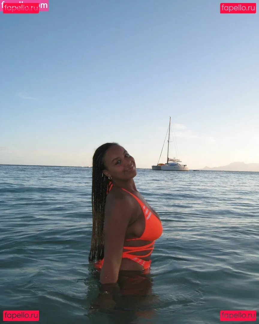 Noa Saez Onlyfans Photo Gallery 