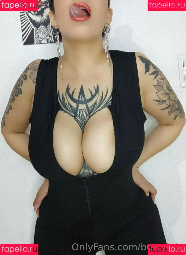 bustylola Onlyfans Photo Gallery 