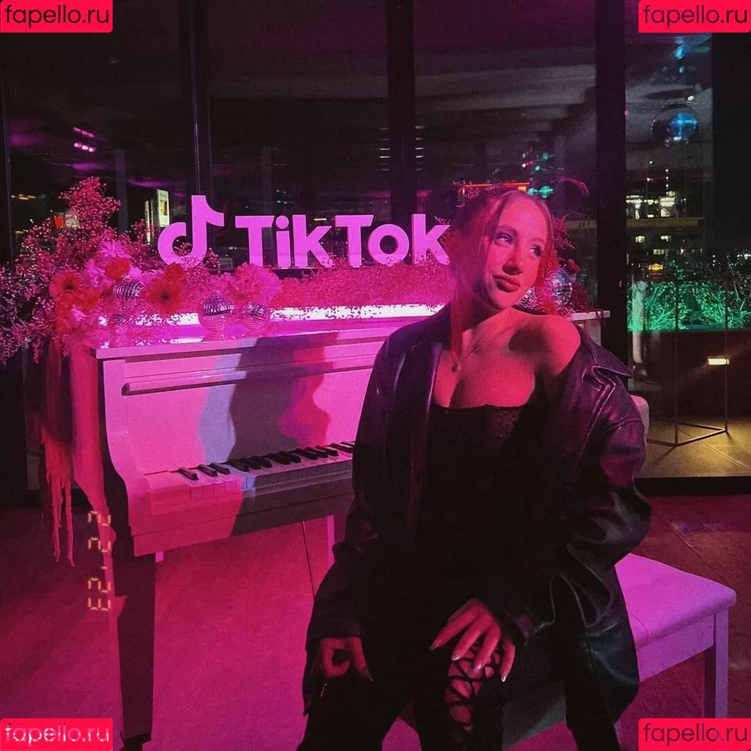 Ava Kolker Onlyfans Photo Gallery 