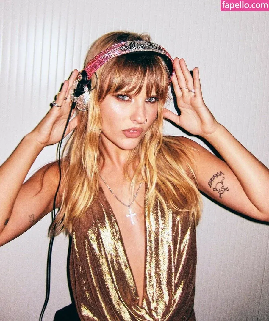 Victoria De Angelis Onlyfans Photo Gallery 