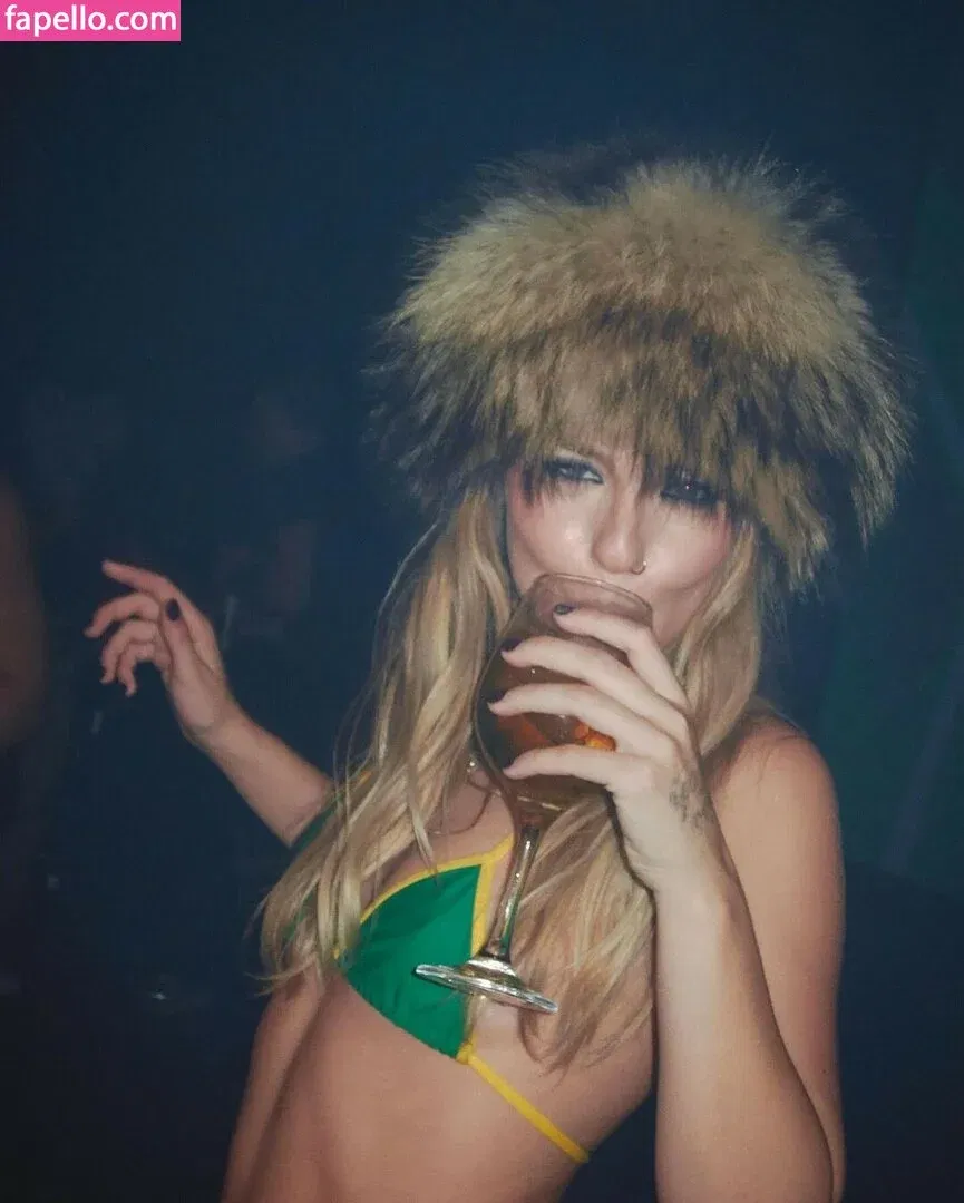 Victoria De Angelis Onlyfans Photo Gallery 