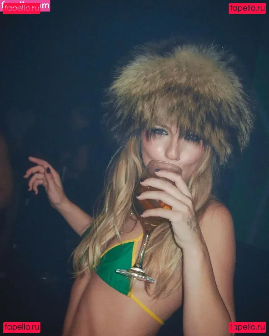 Victoria De Angelis Onlyfans Photo Gallery 