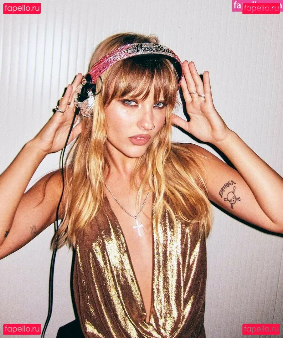 Victoria De Angelis Onlyfans Photo Gallery 