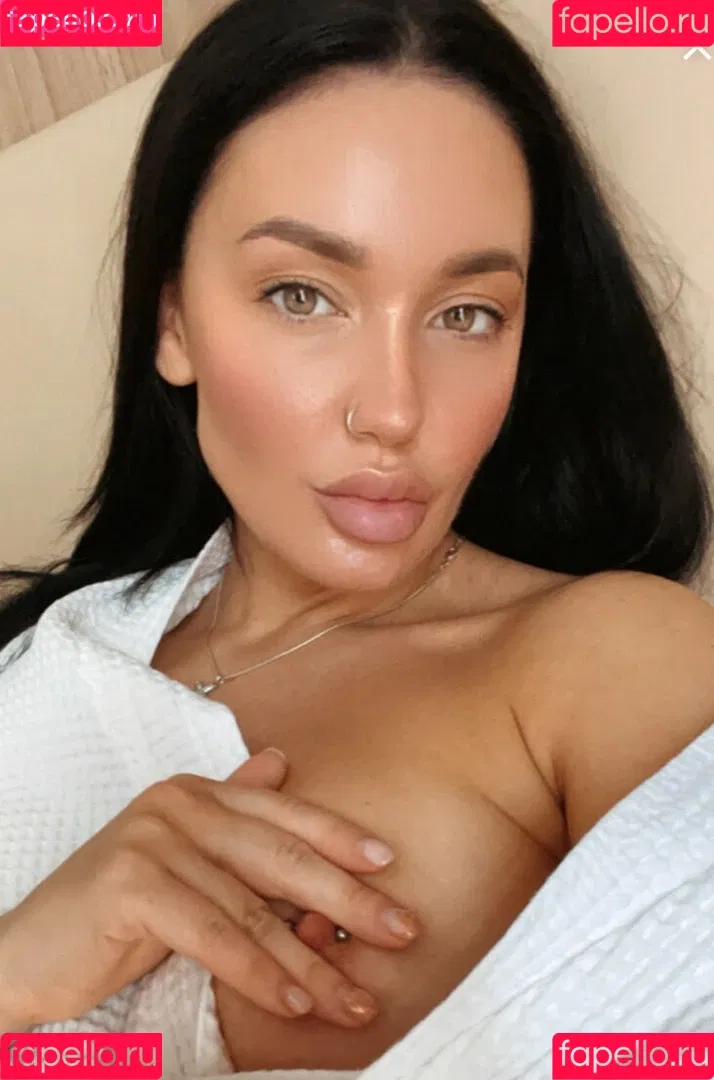 holylovesmolly Onlyfans Photo Gallery 