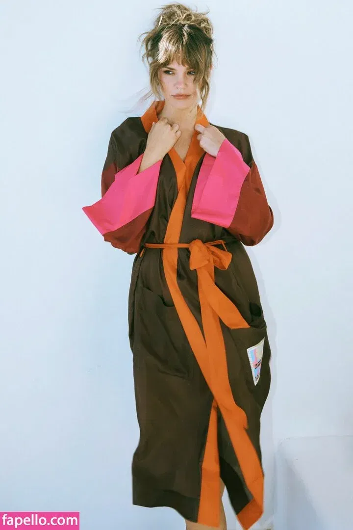 Maia Mitchell Onlyfans Photo Gallery 