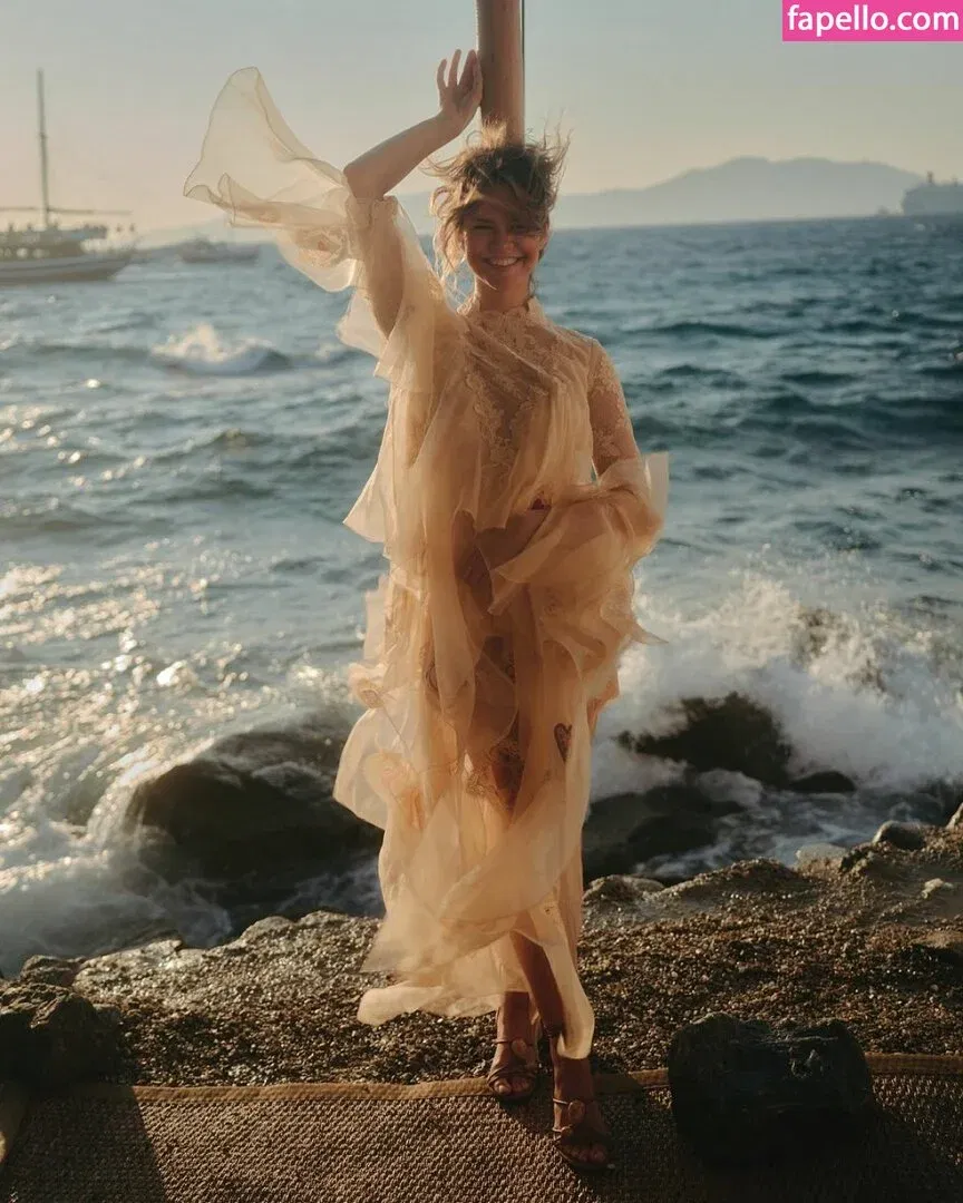 Maia Mitchell Onlyfans Photo Gallery 