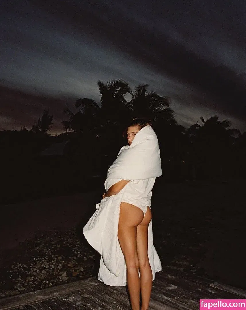 Hailey Bieber Onlyfans Photo Gallery 