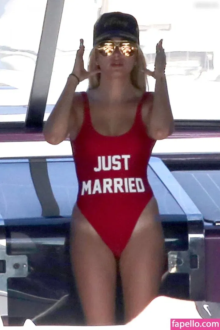 Hailey Bieber Onlyfans Photo Gallery 